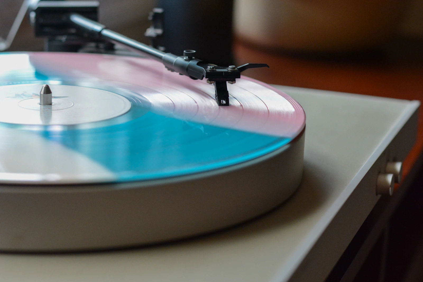Agulha sobre um disco de vinil em um toca-discos